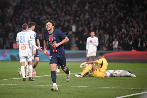 قطار الانتصارات لا يتوقف.. باريس سان جيرمان يسقط مارسيليا بثلاثية في الدوري الفرنسي (فيديو)